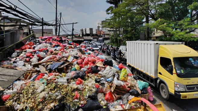 Tumpukan sampah yang terjadi di area Pasar Cimanggis, jalan Otista Raya, Kecamatan Ciputat, Kota Tangsel, pada Senin (5/1/26). Foto: Andre Pradana/Tangselife.