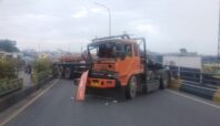 Truk tronton bermuatan besi kecelakaan di flyover Ciputat, Tangsel, Kamis (8/1). Foto: Andre Pradana/Tangselife