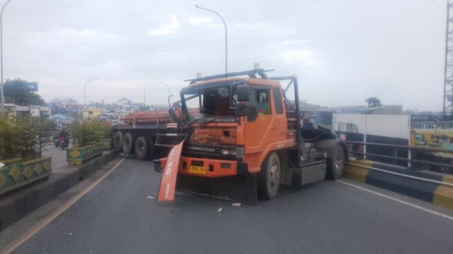Sopir Sempat Terjepit, Ini Penyebab Kecelakaan Truk Tronton di Flyover Ciputat 1 Truk tronton bermuatan besi kecelakaan di flyover Ciputat, Tangsel, Kamis (8/1). Foto: Andre Pradana/Tangselife