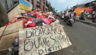 Tumpukan sampah di Pasar Ciputat, jalan Aria Putra, pada Sabtu (10/1). Foto: Andre Pradana/Tangselife
