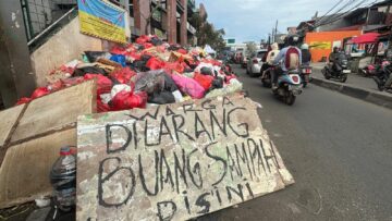 Tumpukan sampah di Pasar Ciputat, jalan Aria Putra, pada Sabtu (10/1). Foto: Andre Pradana/Tangselife