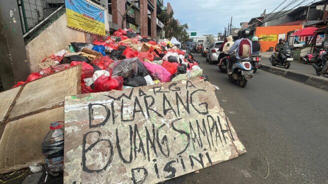 Tumpukan sampah di Pasar Ciputat, jalan Aria Putra, pada Sabtu (10/1). Foto: Andre Pradana/Tangselife