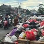 Kondisi tumpukan sampah di Pasar Ciputat, jalan Aria Putra, Ciputat, Kota Tangsel, pada Sabtu (10/1/26). Foto: Andre Pradana/Tangselife