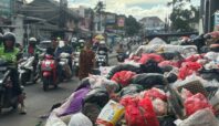 Kondisi tumpukan sampah di Pasar Ciputat, jalan Aria Putra, Ciputat, Kota Tangsel, pada Sabtu (10/1/26). Foto: Andre Pradana/Tangselife
