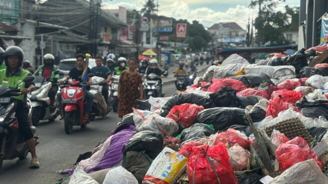 Kondisi tumpukan sampah di Pasar Ciputat, jalan Aria Putra, Ciputat, Kota Tangsel, pada Sabtu (10/1/26). Foto: Andre Pradana/Tangselife