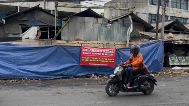 Lokasi tumpukan sampah Pasar Cimanggis, Ciputat, Kota Tangsel, ditutup terpal. Foto: Andre Pradana/Tangselife