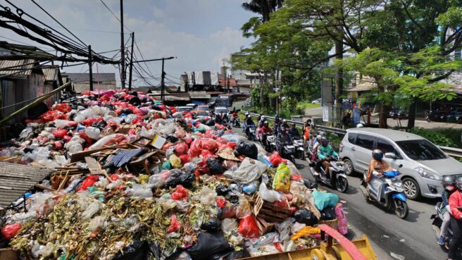 Bukan Hanya Pedagang, Tumpukan Sampah di Pasar Tangsel Juga Dipicu Aktivitas Pembuangan Liar 1 tumpukan sampah