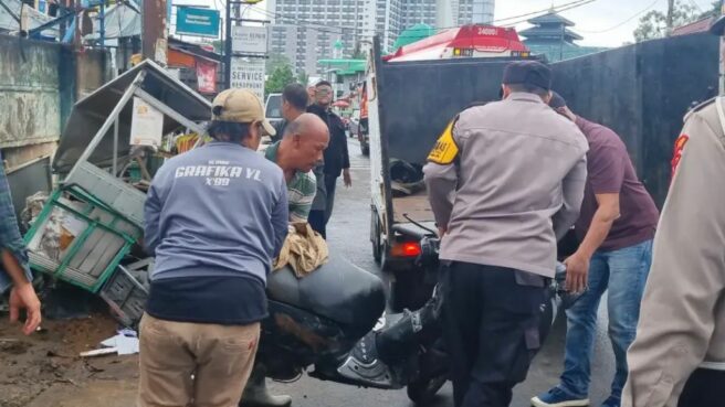 Terjadi Laka Lantas di Ciputat, Sebuah Mobil Tabrak Ojol dan Pedagang 1 laka lantas di ciputat