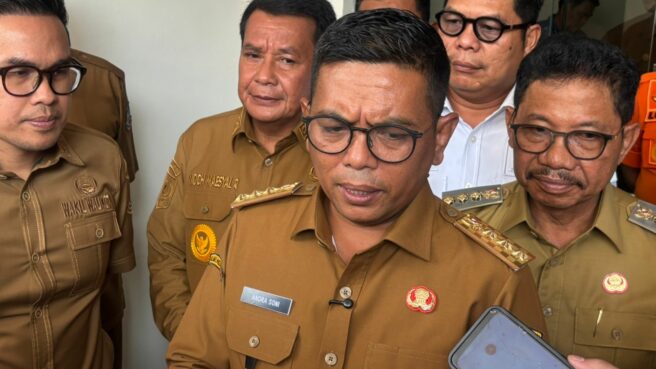 Gubernur Banten, Andra Soni, kumpulkan kepala daerah se-Tangerang Raya bahas permasalahan banjir di gedung BLKI yang ada di Serpong Utara, Tangsel, Senin (26/1). Foto: Andre Pradana/Tangselife