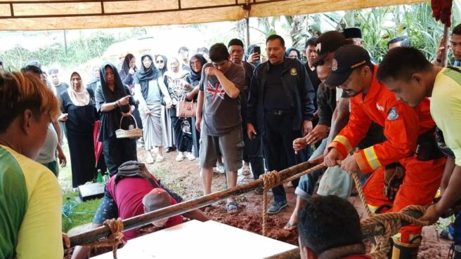 Damkar Tangsel Bantu Evakuasi Pemakaman Jenazah Obesitas 200Kg 1 damkar tangsel