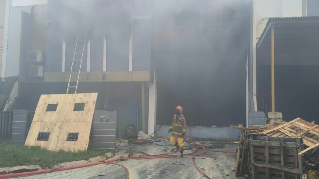 Gudang kimia di Taman Tekno, Kota Tangsel kebakaran pada Senin, 9 Februari 2026. Foto: Andre Pradana/Tangselife