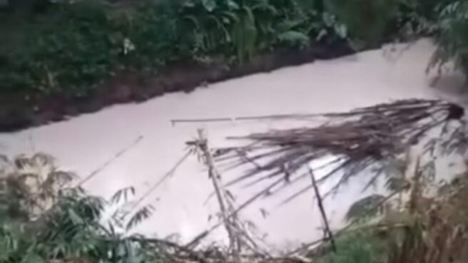 Aliran sungai di wilayah Serpong, Kota Tangsel diduga tercemar. Air berubah warna putih dan mengeluarkan aroma menyengat. Foto: Tangkapan Layar