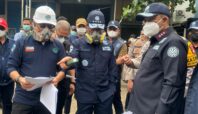 Menteri Lingkungan Hidup, Hanif Faisol Nurofiq saat mendatangi gudang kimia di Tangsel yang terbakar beberapa waktu lalu. Foto: Andre Pradana/Tangselife