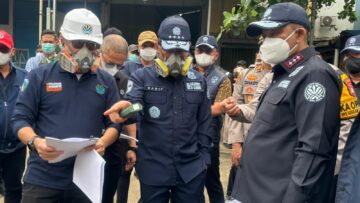 Menteri Lingkungan Hidup, Hanif Faisol Nurofiq saat mendatangi gudang kimia di Tangsel yang terbakar beberapa waktu lalu. Foto: Andre Pradana/Tangselife