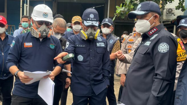 Menteri Lingkungan Hidup, Hanif Faisol Nurofiq saat mendatangi gudang kimia di Tangsel yang terbakar beberapa waktu lalu. Foto: Andre Pradana/Tangselife