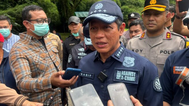 Menteri Lingkungan Hidup, Hanif Faisol Nurofiq saat mendatangi gudang kimia di Tangsel. Foto: Andre Pradana/Tangselife