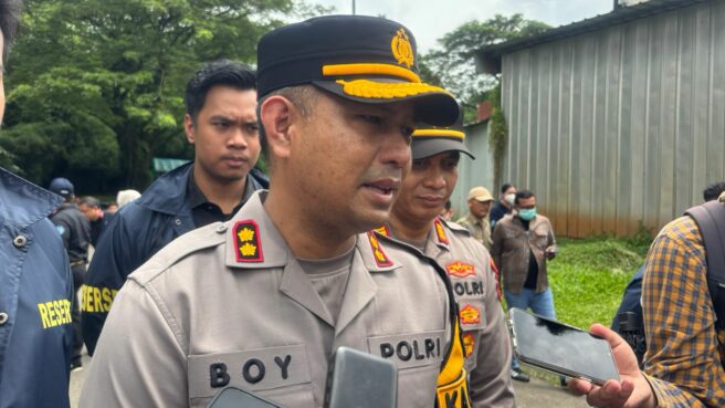 Kapolres Tangsel AKBP Boy Jumalolo saat mendatangi gudang kimia yang kebakaran. Foto: Andre Pradana/Tangselife