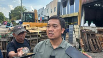 Manager Operasional PT Biotek Saranatama, Luki saat ditemui di lokasi kebakaran, Jumat 13 Februari 2026. Foto: Andre Pradana/Tangselife