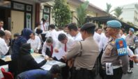 Seluruh personel Polres Tangsel saat menjalani test urine di Mapolres Tangsel, Senin 23 Februari 2026. Foto: Humas Polres Tangsel