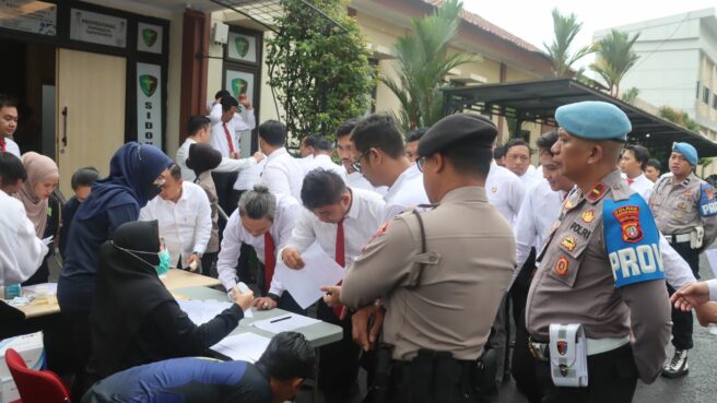 Seluruh personel Polres Tangsel saat menjalani test urine di Mapolres Tangsel, Senin 23 Februari 2026. Foto: Humas Polres Tangsel