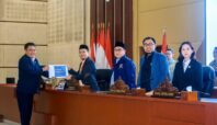 Fraksi Demokrat DPRD Tangsel saat menyerahkan pendangan umum Raperda Pendidikan Diniyah. Foto: DPRD Tangsel