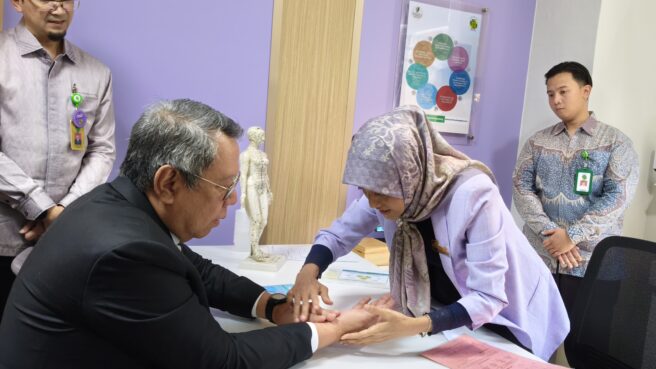 Walikota Tangsel saat berkonsultasi di Poliklinik Holistik RS Hermina Serpong, Kamis 12 Februari 2026. Foto: Tangselife