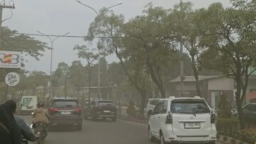 Udara di wilayah Ciater, Serpong, Kota Tangsel diselimuti abu pekat, Senin sore 16 Februari 2026. Foto: ist