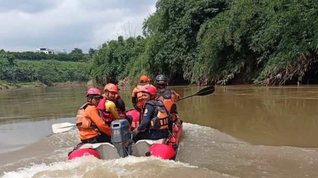 BPBD Tangsel terjunkan tim SAR gabungan bantu cari pekerja yang jatuh ke sungai Cisadane. Foto: BPBD Tangsel
