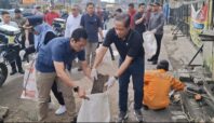 Menteri Lingkungan Hidup Hanif Faisol Nurofiq dan Wali Kota Tangerang Selatan Benyamin Davnie melakukan aksi bersih-bersih sampah Rabu, 4 Februari 2026