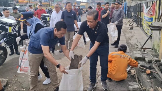 Menteri Lingkungan Hidup Hanif Faisol Nurofiq dan Wali Kota Tangerang Selatan Benyamin Davnie melakukan aksi bersih-bersih sampah Rabu, 4 Februari 2026