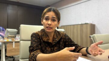 Ketua Komisi I DPRD Tangsel, Ledy MP Butarbutar, seusai menghadiri rapat bersama sejumlah Kepala OPD bahas masalah pegawai honorer, Rabu (4/2). Foto: Andre Pradana/Tangselife