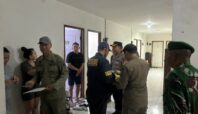 Diduga jadi sarang prostitusi, petugas gabungan grebek indekos di wilayah Ciputat Timur, Kota Tangsel, Rabu malam (4/2). Foto: ist