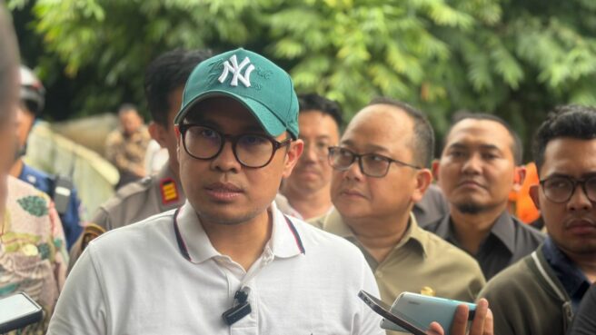 Wakil Walikota Tangsel, Pilar Saga Ichsan, seusai meninjau gudang kimia yang kebakaran. Foto: Andre Pradana/Tangselife