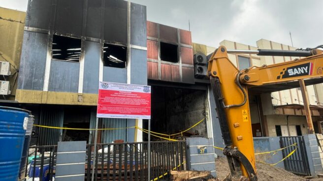 Plang KLH terpasang tepat di depan gudang kimia di Tangsel yang kebakaran beberapa hari lalu. Foto: Andre Pradana/Tangselife