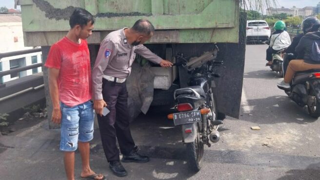 Tabrak Truk Tronton di Flyover Ciputat, Pengendra Motor Alami Luka Pada Bagian Leher dan Kaki 1 flyover ciputat