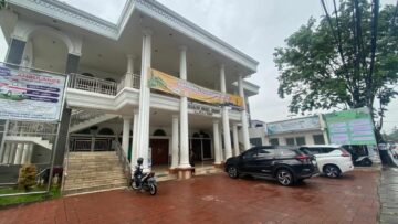 Masjid Darul Arqom yang berada di Jalan Setia Budi Pamulang Timur tempat salah satu pelaksanaan Salat Tarawih Berjamaah warga Muhammadiyah. Foto: Tangselife/Andre Pradana