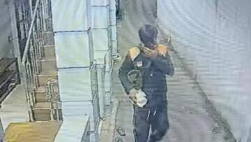 Seorang remaja terekam CCTV diduga curi kotak amal Musala di Ciputat. Foto: Tangkapan layar