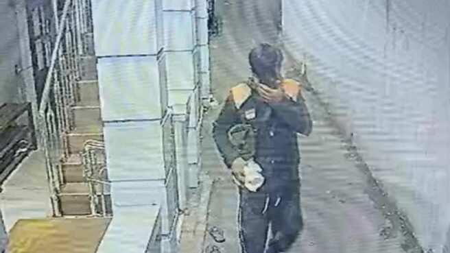 CCTV Rekam Detik-Detik Pencurian Kotak Amal di Musala Ciputat 1 Seorang remaja terekam CCTV diduga curi kotak amal Musala di Ciputat. Foto: Tangkapan layar