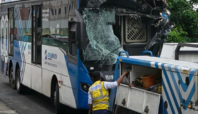 bus transjakarta adu banteng