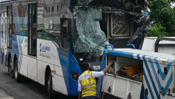 bus transjakarta adu banteng