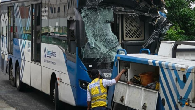 bus transjakarta adu banteng