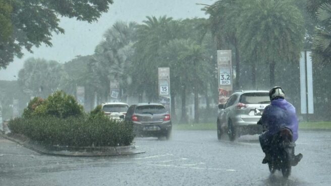 Suasana hujan saat mengguyur wilayah Bintaro, Kota Tangerang Selatan. Foto: Tangselife/Infotangerang.id