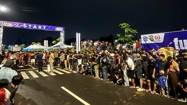Warga antusias menyaksikan Fun Night Run di depan kantor Polres Tangsel Jumat, 6 Maret 2026. Foto: Andre Pradana/Tangselife