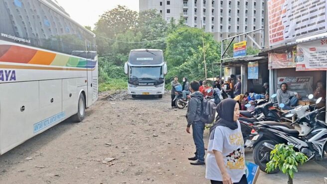 Suasana di Terminal bayangan Ciputat. Foto: Andre Pradana/Tangselife
