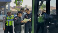 Petugas Dishub Tangsel saat mengecek kelaikan kendaraan di Terminal Pondok Cabe. Foto: Andre Pradana/Tangselife