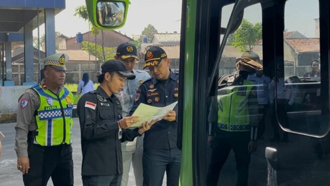 Petugas Dishub Tangsel saat mengecek kelaikan kendaraan di Terminal Pondok Cabe. Foto: Andre Pradana/Tangselife