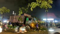 Truk hantam pembatas jalan di Ciater Raya, Serpong, Kota Tangsel Kamis 12 Maret 2026. Foto: Andre Pradana/Tangselife