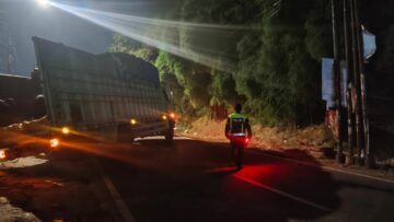 Truk jeblos di jalan Ki Hajar Dewantara Ciputat. Polisi terapkan sistem buka tutup. Foto: ist