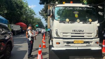Dishub Tangsel saat menggelar razia kendaraan barang di Puspiptek Kota Tangsel. Foto: Andre Pradana/Tangselife