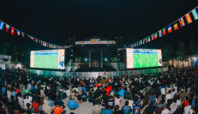 Antusias warga mengikuti nobar Piala Dunia dalam SDC Fest 2026 di Alun-Alun Pamulang, Tangerang Selatan